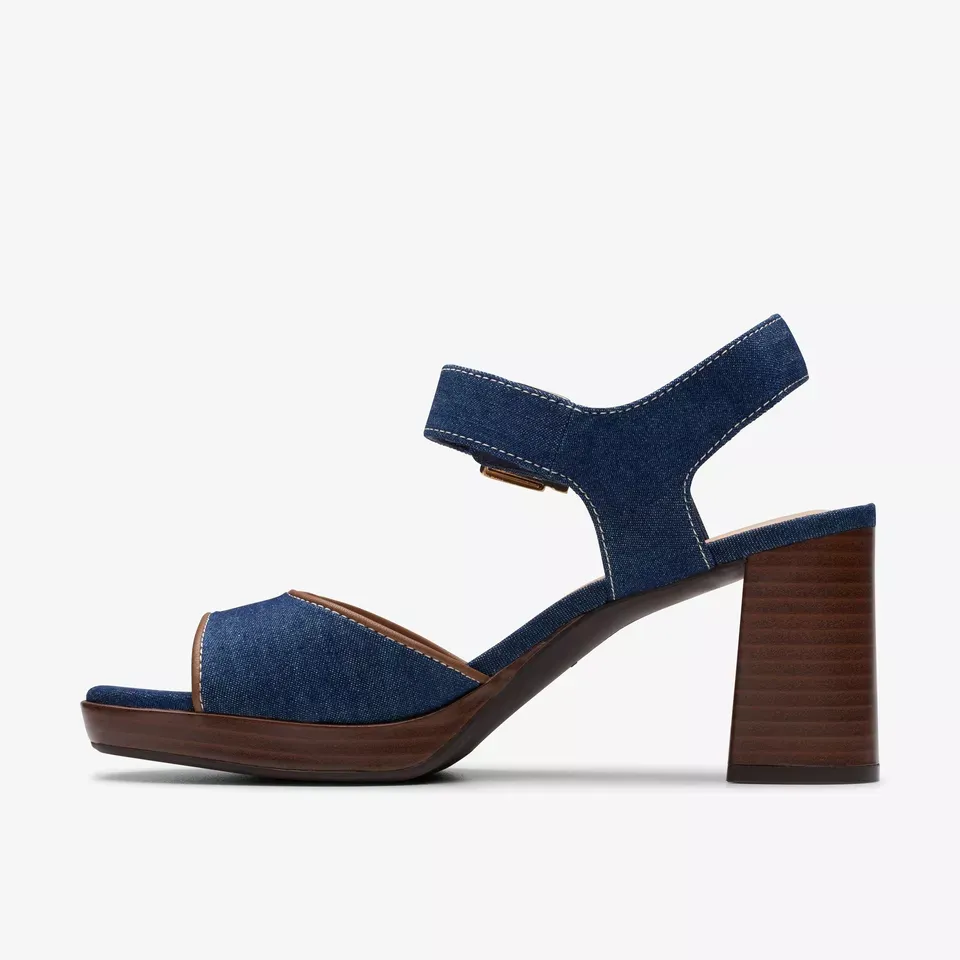 Clarks Women's AmbyrLyn Faye Dark Denim 26181952